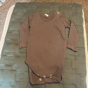 GUC Quincy Mae Henley Onesie - size 3-6 month